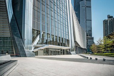 Kentsel modern ofis binalarının sokak manzarası