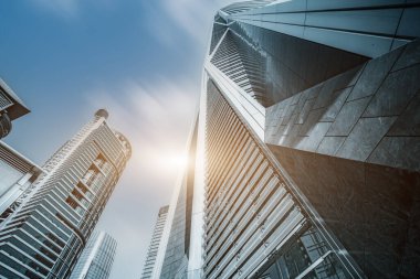 Şehir binasının dış camının düşük açılı görüntüsü.