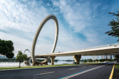 Çin Nanjing şehir silueti ve modern binalar, alacakaranlık manzarası