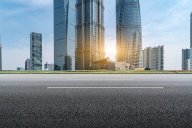 Şehir yolları ve modern binalar