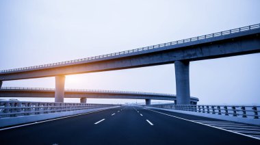 Şehir yolu ve modern mimari