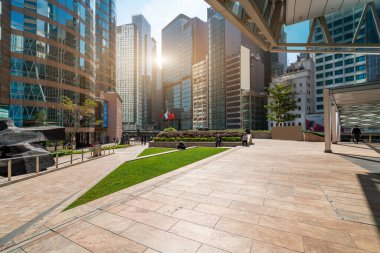 Hong Kong 'un sokak manzarası ve gökdelenler.