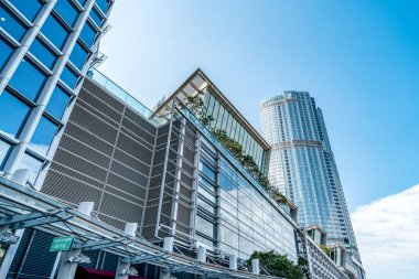 Hong Kong 'un sokak manzarası ve gökdelenler.