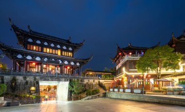 Huizhou antik şehrindeki sokak binalarının gece manzarası
