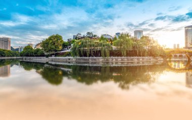 Guiyang Çin silueti Nanming Nehri 'ndeki Jiaxiu Pavyonu' nda.
