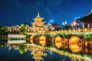 Guiyang Çin silueti Nanming Nehri 'ndeki Jiaxiu Pavyonu' nda.