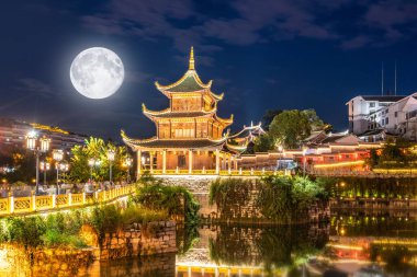 Guiyang Çin silueti Nanming Nehri 'ndeki Jiaxiu Pavyonu' nda.