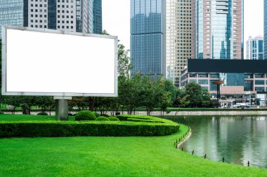 Şehir reklam panosu ve modern mimari ofis binası.