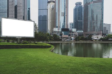 Şehir reklam panosu ve modern mimari ofis binası.
