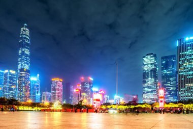 Shenzhen şehri modern mimari gece görüşü