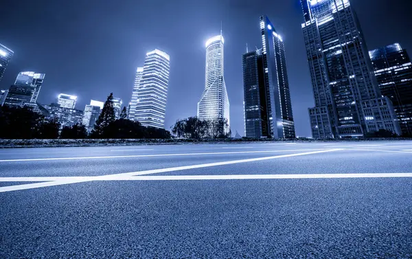 Şehir yolları ve modern binalar