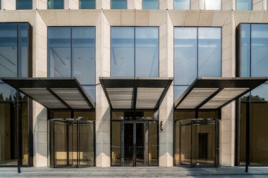 Shanghai Finans Bölgesi Plaz 'daki ofis binasının giriş ve çıkışı