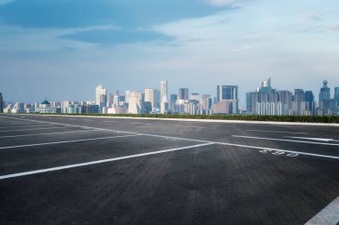 Çin 'deki modern ticari binalar boyunca boş asfalt yol.