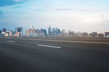 Çin 'deki modern ticari binalar boyunca boş asfalt yol.