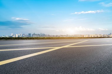 Çin 'deki modern ticari binalar boyunca boş asfalt yol.