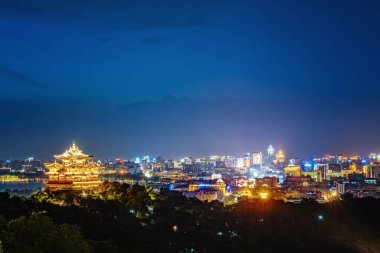 Hangzhou Batı Gölü Şehir Tanrısı Pavyonu gece görüşü
