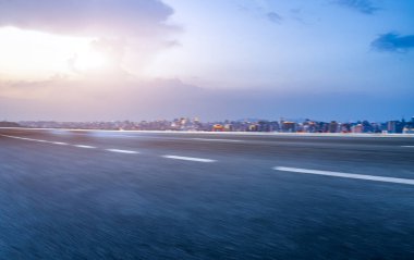 Çin 'deki modern ticari binalar boyunca boş asfalt yol.