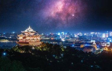 Hangzhou Batı Gölü Şehir Tanrısı Pavyonu gece görüşü