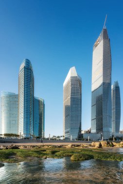 Qingdao Şehir Caddesinin yüksek binalı manzarası