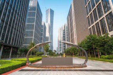 Şehir meydanı ve modern yüksek binalar, Jinan CBD, Çin.