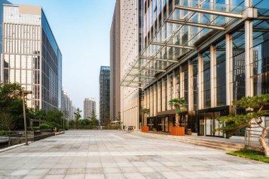 Şehir meydanı ve modern yüksek binalar, Jinan CBD, Çin.