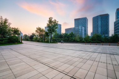 Şehir meydanı ve modern yüksek binalar, Jinan CBD, Çin.