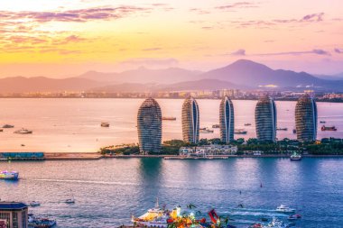 Sanya Adası manzarası ve modern mimarisinin hava fotoğrafçılığı