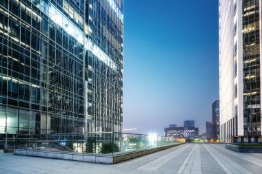 Şehir meydanı ve modern yüksek binalar, Jinan 'ın gece manzarası.,