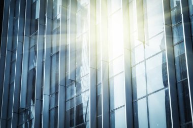 Şehir ofis binalarının dış camlarının düşük açılı görüntüsü.
