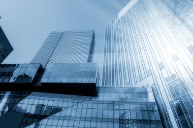 Şehir ofis binalarının dış camlarının düşük açılı görüntüsü.