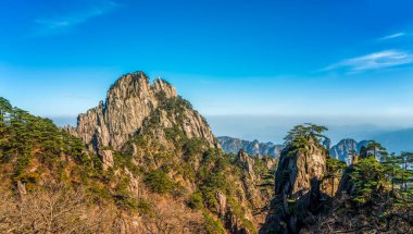 Huangshan Dağı (Yellow Mountains), Çin 'in doğusundaki Anhui eyaletinin güneyindeki bir dağ sırasıdır. Burası UNESCO 'nun Dünya Mirası ve Çin' in önde gelen turizm merkezlerinden biri..