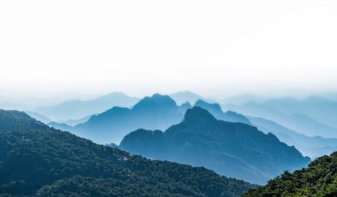 Huangshan Dağı (Yellow Mountains), Çin 'in doğusundaki Anhui eyaletinin güneyindeki bir dağ sırasıdır. Burası UNESCO 'nun Dünya Mirası ve Çin' in önde gelen turizm merkezlerinden biri..