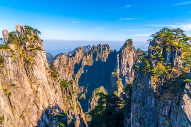 Huangshan Dağı (Yellow Mountains), Çin 'in doğusundaki Anhui eyaletinin güneyindeki bir dağ sırasıdır. Burası UNESCO 'nun Dünya Mirası ve Çin' in önde gelen turizm merkezlerinden biri..