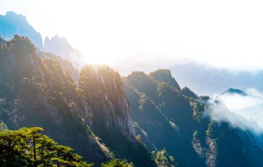 Huangshan Dağı (Yellow Mountains), Çin 'in doğusundaki Anhui eyaletinin güneyindeki bir dağ sırasıdır. Burası UNESCO 'nun Dünya Mirası ve Çin' in önde gelen turizm merkezlerinden biri..