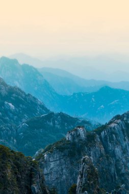 Huangshan Dağı (Yellow Mountains), Çin 'in doğusundaki Anhui eyaletinin güneyindeki bir dağ sırasıdır. Burası UNESCO 'nun Dünya Mirası ve Çin' in önde gelen turizm merkezlerinden biri..