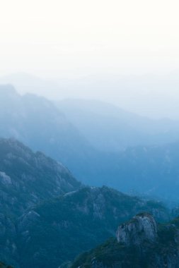 Huangshan Dağı (Yellow Mountains), Çin 'in doğusundaki Anhui eyaletinin güneyindeki bir dağ sırasıdır. Burası UNESCO 'nun Dünya Mirası ve Çin' in önde gelen turizm merkezlerinden biri..