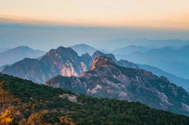 Huangshan Dağı (Yellow Mountains), Çin 'in doğusundaki Anhui eyaletinin güneyindeki bir dağ sırasıdır. Burası UNESCO 'nun Dünya Mirası ve Çin' in önde gelen turizm merkezlerinden biri..