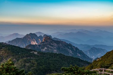 Huangshan Dağı (Yellow Mountains), Çin 'in doğusundaki Anhui eyaletinin güneyindeki bir dağ sırasıdır. Burası UNESCO 'nun Dünya Mirası ve Çin' in önde gelen turizm merkezlerinden biri..