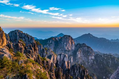 Huangshan Dağı (Yellow Mountains), Çin 'in doğusundaki Anhui eyaletinin güneyindeki bir dağ sırasıdır. Burası UNESCO 'nun Dünya Mirası ve Çin' in önde gelen turizm merkezlerinden biri..