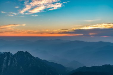 Huangshan Dağı (Yellow Mountains), Çin 'in doğusundaki Anhui eyaletinin güneyindeki bir dağ sırasıdır. Burası UNESCO 'nun Dünya Mirası ve Çin' in önde gelen turizm merkezlerinden biri..