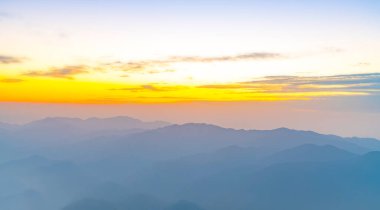 Huangshan Dağı (Yellow Mountains), Çin 'in doğusundaki Anhui eyaletinin güneyindeki bir dağ sırasıdır. Burası UNESCO 'nun Dünya Mirası ve Çin' in önde gelen turizm merkezlerinden biri..