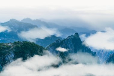 Huangshan Dağı (Yellow Mountains), Çin 'in doğusundaki Anhui eyaletinin güneyindeki bir dağ sırasıdır. Burası UNESCO 'nun Dünya Mirası ve Çin' in önde gelen turizm merkezlerinden biri..