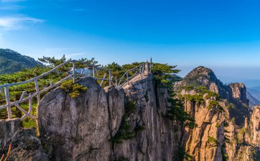 Huangshan Dağı (Yellow Mountains), Çin 'in doğusundaki Anhui eyaletinin güneyindeki bir dağ sırasıdır. Burası UNESCO 'nun Dünya Mirası ve Çin' in önde gelen turizm merkezlerinden biri..