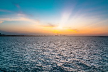 Çin 'in ünlü kablolu köprüsü, Jiaozhou Körfezi Deniz Geçidi Kardeşliği