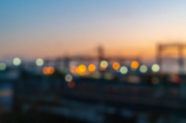 Gece caddesinde bulanık ışık çemberleri