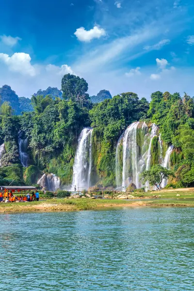 Guangxi, Çin 'deki güzel ve görkemli Detian Şelalesi