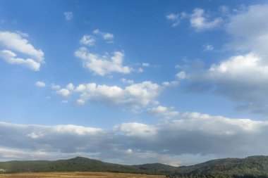 Mavi gökyüzü arkaplanlı beyaz bulutlu.