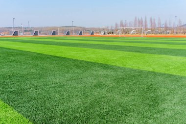 Futbol sahası ve bulutlu bir gökyüzü. Yeşil alan. 