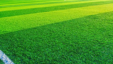 Futbol sahası ve bulutlu bir gökyüzü. Yeşil alan. 