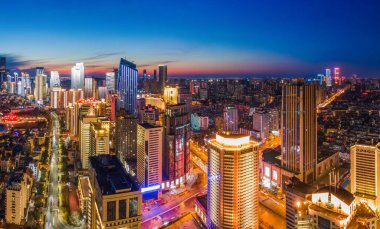 Şehir mimarisinin gece görüşünün hava fotoğrafçılığı 